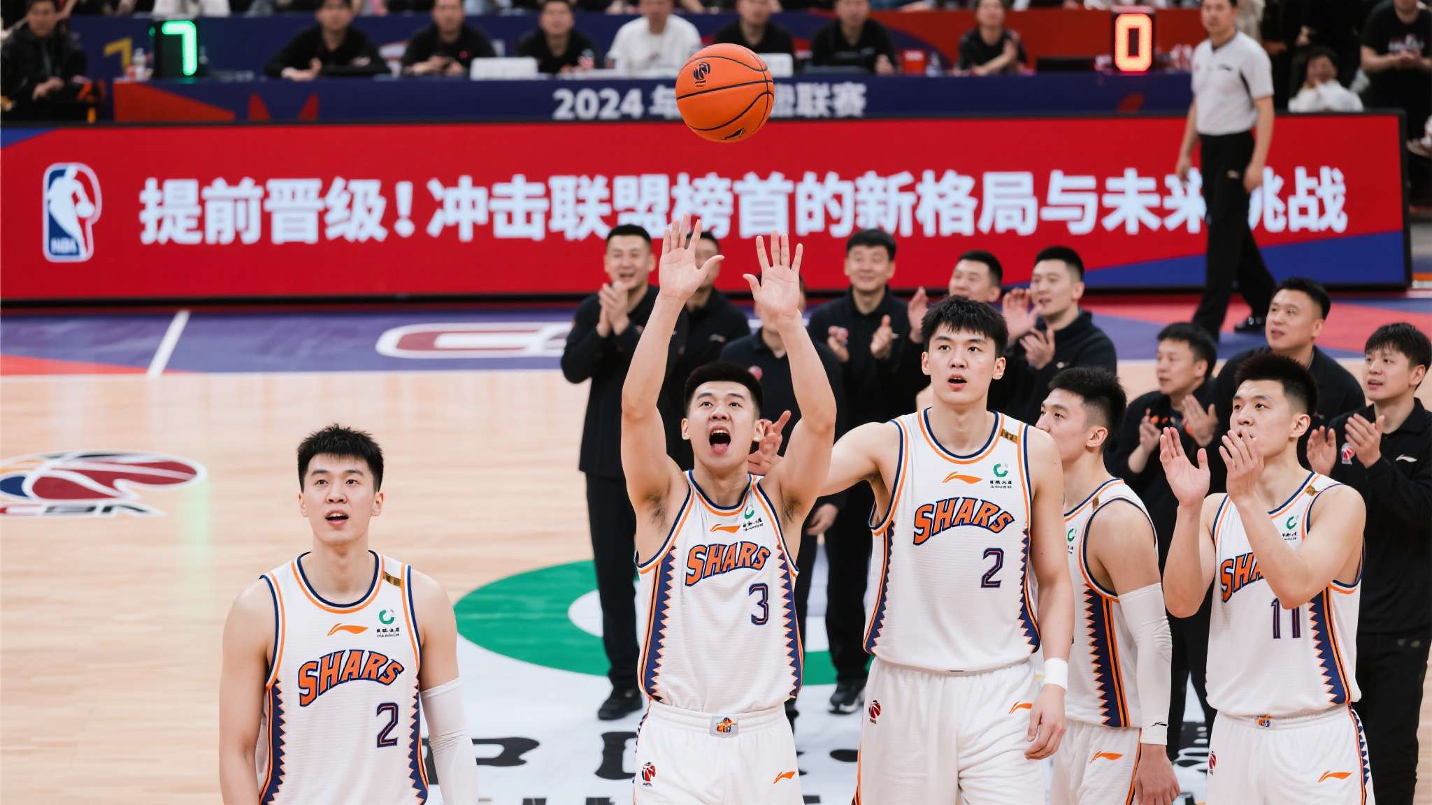 NBA和CBA的巅峰对决总是令人血脉贲张，2024赛季又迎来一匹黑马——上海男篮